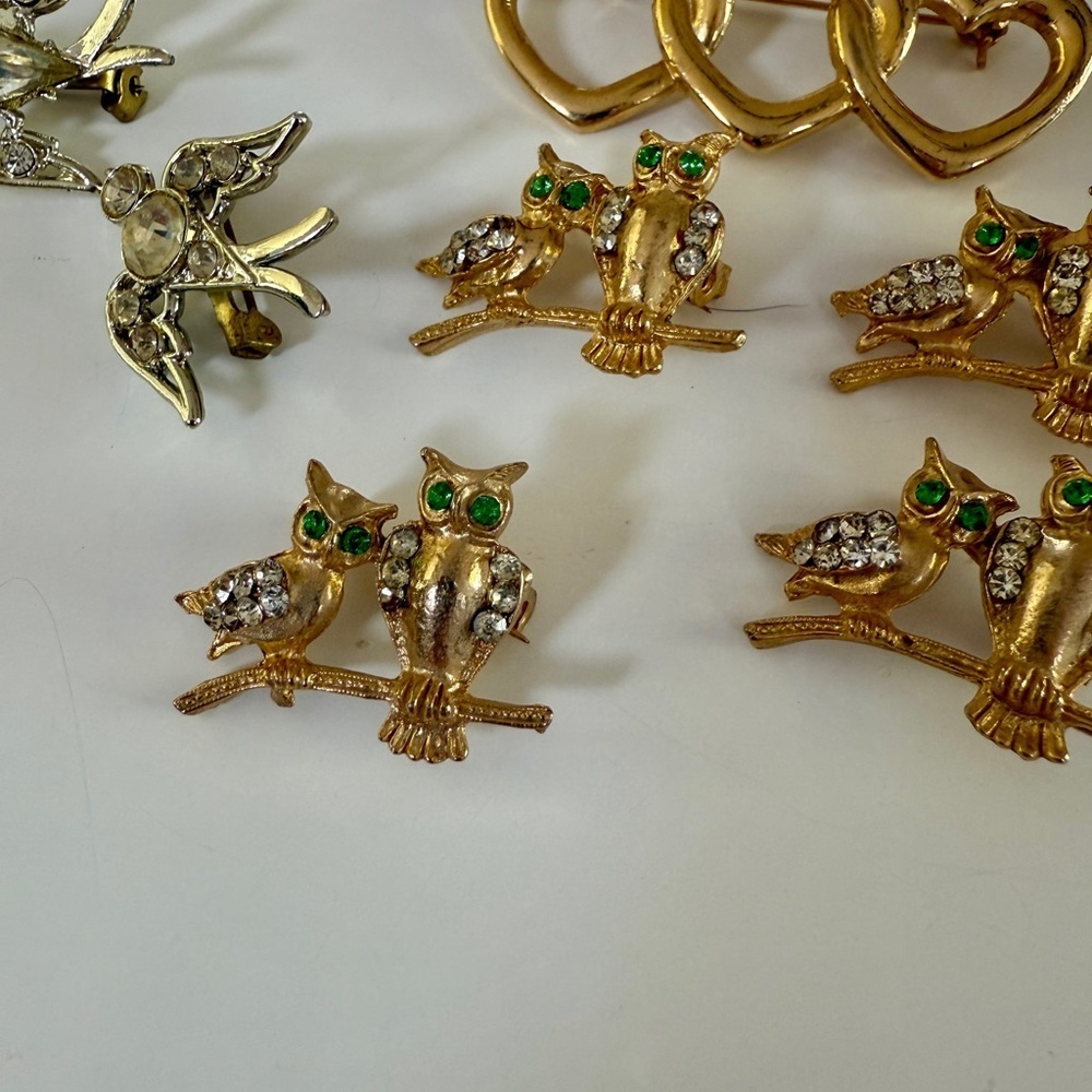 Brooch set including Gianni Versace & collection of brooches including vintage - Picture 4 of 5